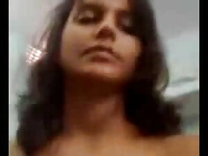 यह गर्म हिंदी वीडियो सेक्सी मूवी है क्योंकि वह अपने स्वामी को सौंपती है!